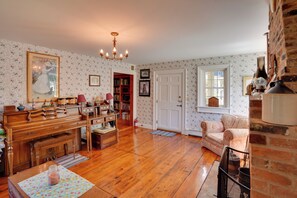 House (6 Bedrooms) | Interior