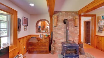 House (6 Bedrooms) | Interior