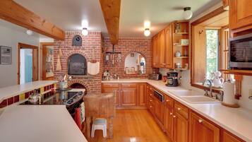 House (6 Bedrooms) | Interior