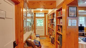 House (6 Bedrooms) | Interior