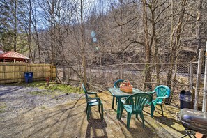 Outdoor dining - Unique ATV Apartment in Remodeled Schoolhouse (Gary)