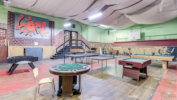 Eine Billardhalle mit Billardtisch, Snookertisch und Pokertisch.