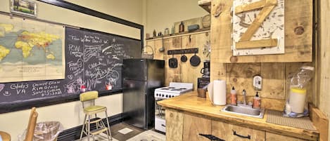 Microonde, forno, piano cottura, pentole/stoviglie/utensili