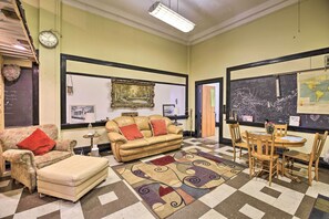 TV - Unique ATV Apartment in Remodeled Schoolhouse (Gary)