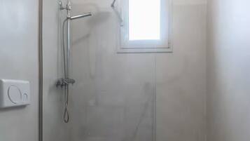 Doccia, asciugacapelli, bidet, asciugamani