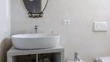 Doccia, asciugacapelli, bidet, asciugamani