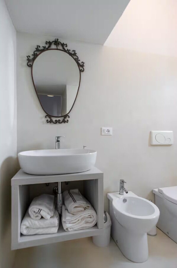 Shower, hair dryer, bidet, towels - Gallipoli area - Matino vacation home (Suite Foscolo) - Salento (Matino)