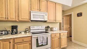 Apartment (3 Bedrooms) | Private kitchen | Microwave, oven, stovetop, dishwasher