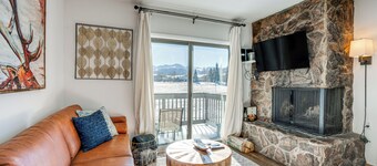 Condo w/ Balcony & Views - Steps to Ski Shuttle!
