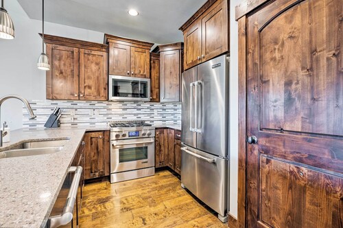 Trendy Townhome ~ 7 Mi to Deer Valley & Park City