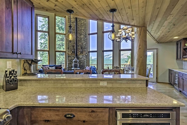 House (5 Bedrooms) | Interior