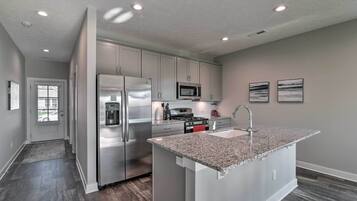 House (3 Bedrooms) | Private kitchen | Microwave, oven, stovetop, dishwasher