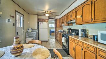 House (3 Bedrooms) | Private kitchen | Microwave, oven, stovetop, coffee/tea maker