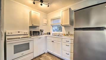 Cottage (1 Bedroom) | Private kitchen | Microwave, oven, stovetop, cookware/dishes/utensils