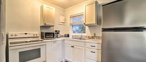 Stuga (1 Bedroom) | Eget kök | Mikrovågsugn, ugn, spishäll och grytor/köksredskap