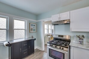 Hus (2 Bedrooms) | Eget kök | Mikrovågsugn, ugn, spishäll och kaffe- och tebryggare