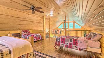 Nhà (2 Bedrooms) | 2 phòng ngủ, bàn, khu vực làm việc phù hợp cho laptop