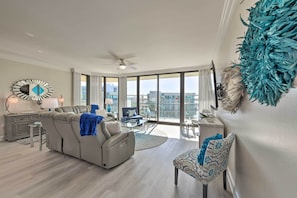 TV, books - Top Floor Condo w/ Resort-style Amenities! (Orange Beach)