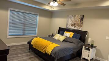 4 slaapkamers, een bureau, een strijkplank/strijkijzer, reisbedje