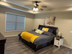 4 sovrum, skrivbord, strykjärn/strykbräda och resesäng