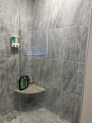 Whirlpool, Haartrockner, Handtücher, Seife