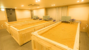 Una habitación con varias literas de madera y unidades de aire acondicionado.