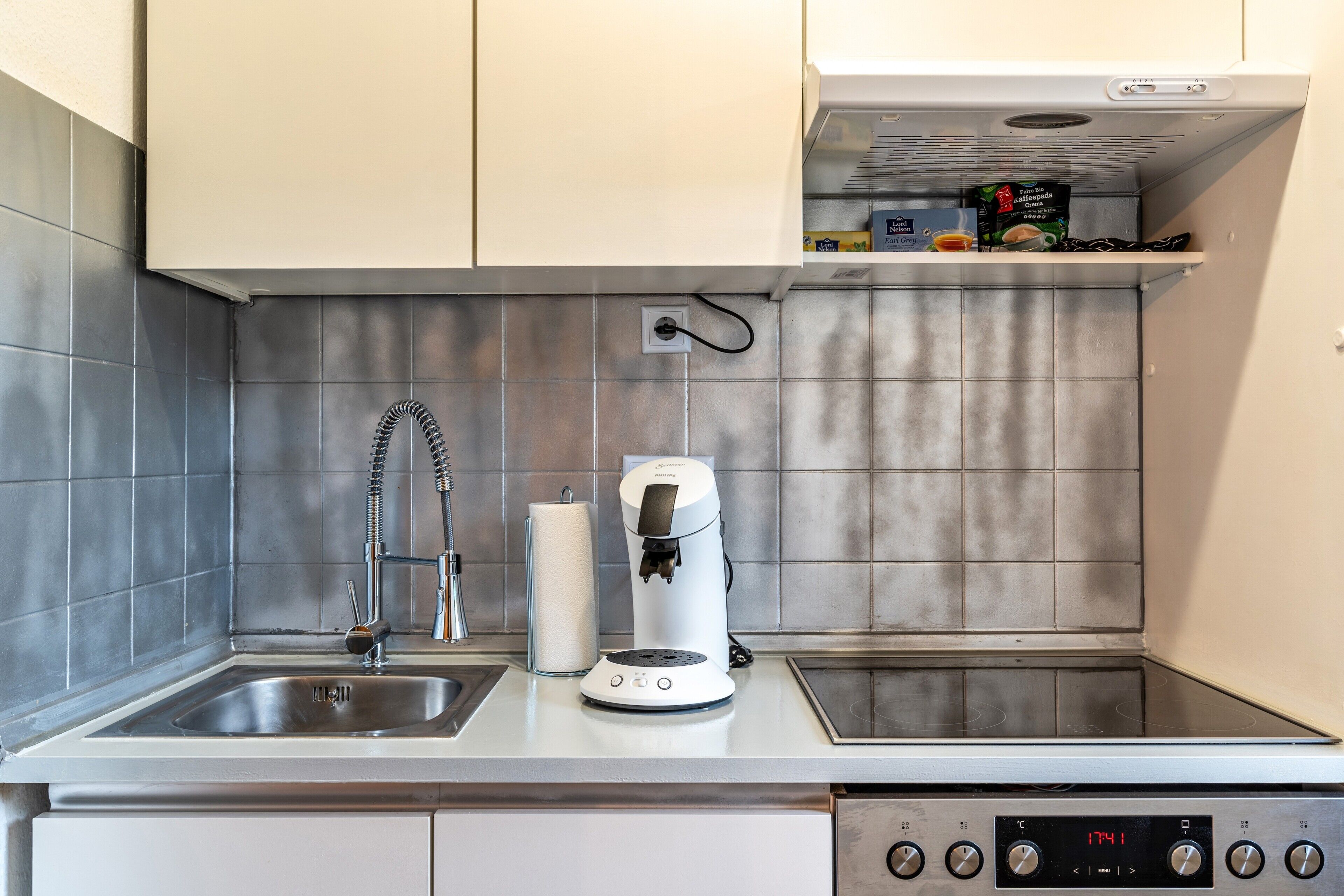 Een koelkast, een microgolfoven, een oven, een kookplaat