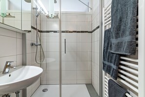 Dusche, Haartrockner, HandtĂŒcher