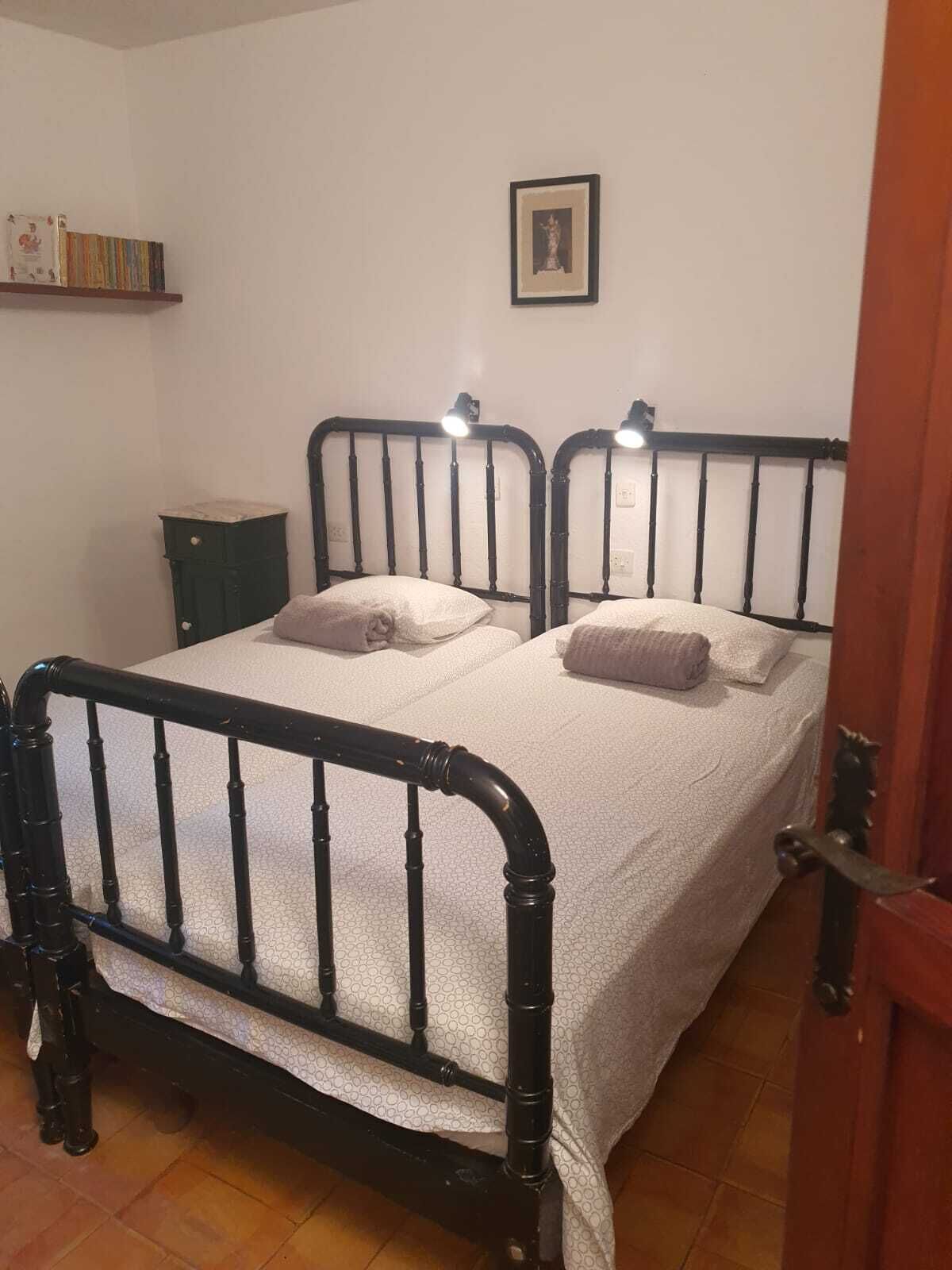 6 chambres, bureau, fer et planche à repasser, lit parapluie