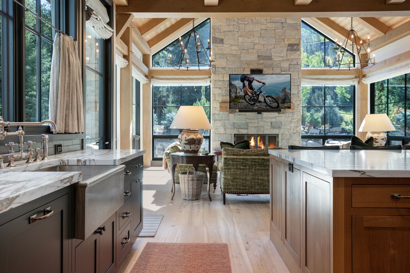 Shasta Luxury Chalet, 5 Bedroom Newly Built, Hot Tub, Bus