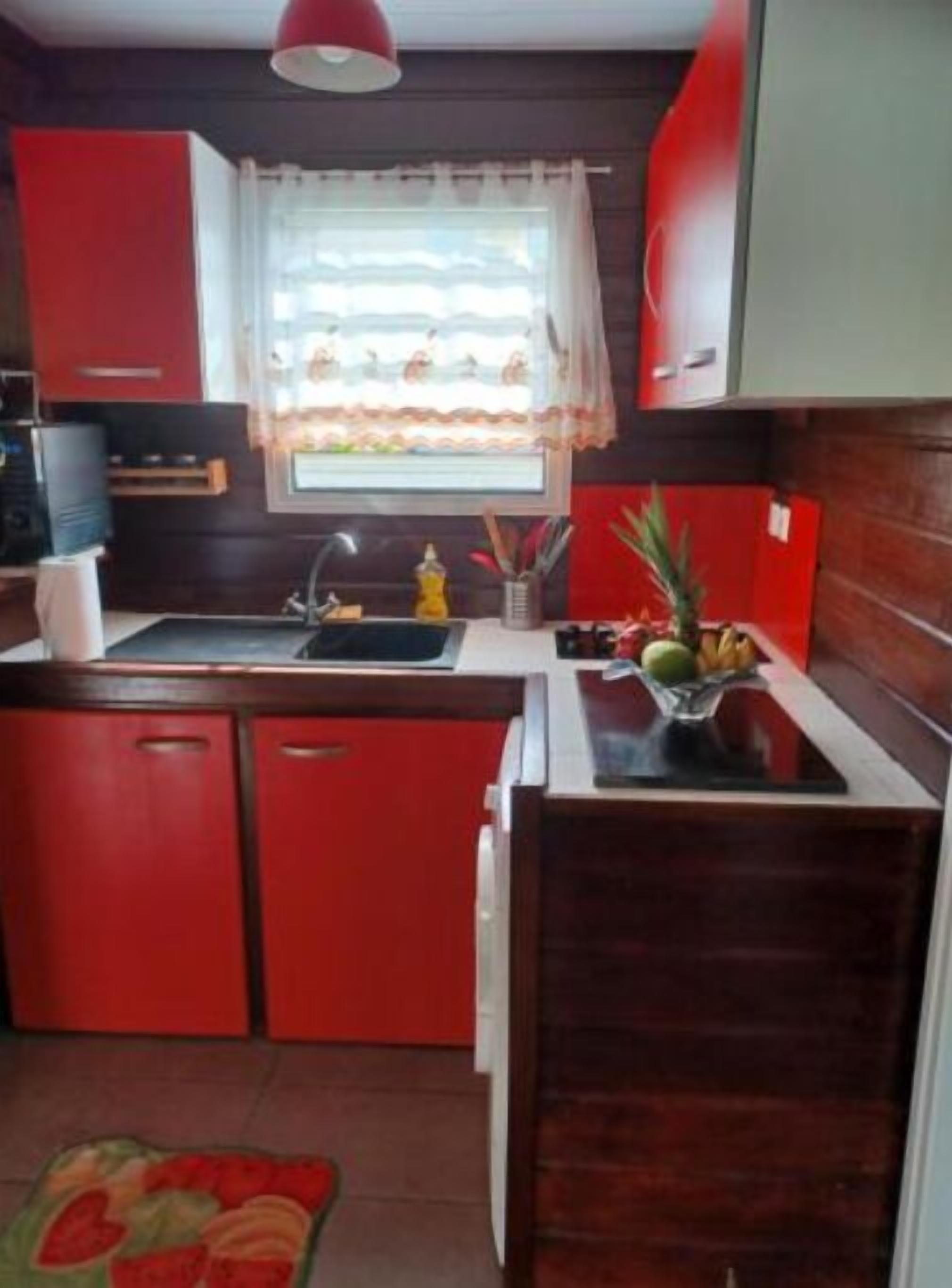 Réfrigérateur, micro-ondes, plaque de cuisson, cafetière/bouilloire