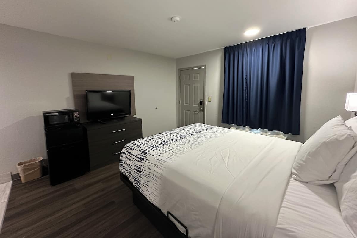 Habitación básica, 1 cama de matrimonio, fumadores, planta baja | Ropa de cama de alta calidad y colchones con acolchado adicional