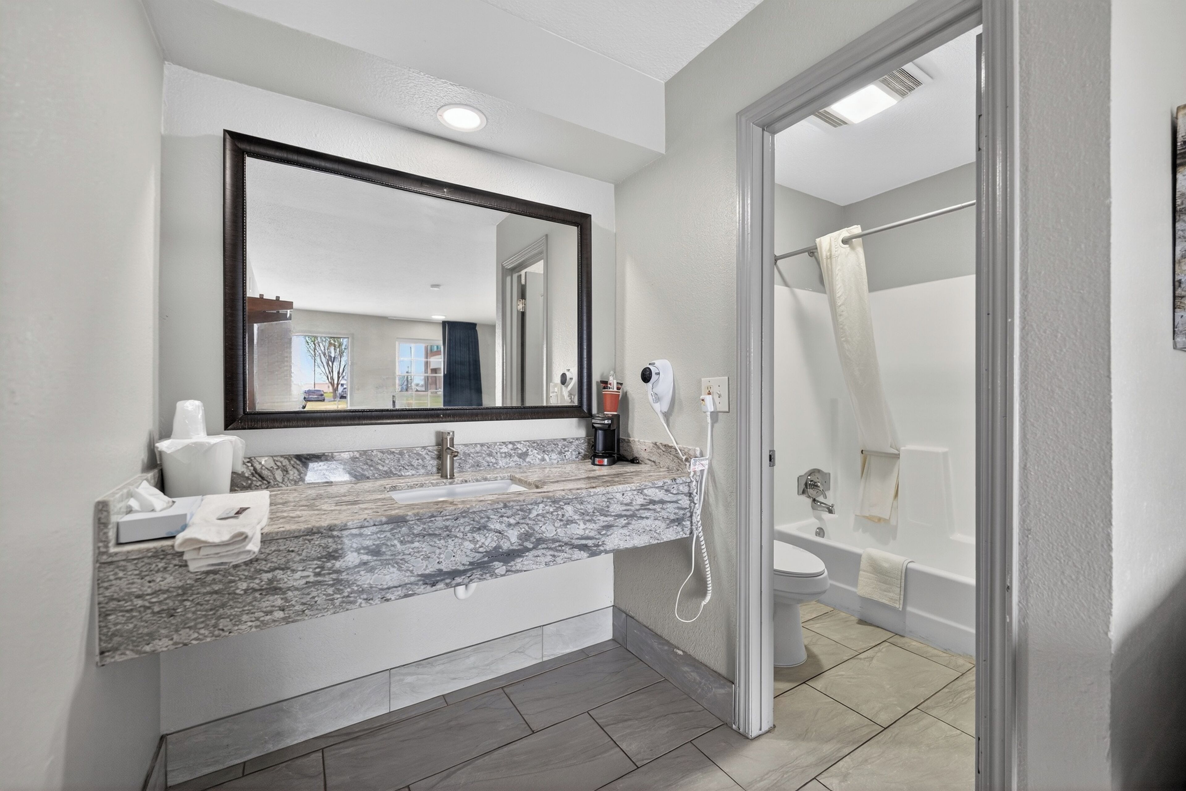 Kombinert dusj/badekar, hårføner, håndklær og såpe