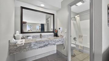 Kombinert dusj/badekar, hårføner, håndklær og såpe