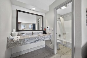 Kombinasi shower/bathtub, pengering rambut, handuk, dan sabun