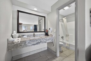 Bañera con ducha, secador de pelo, toallas, jabón