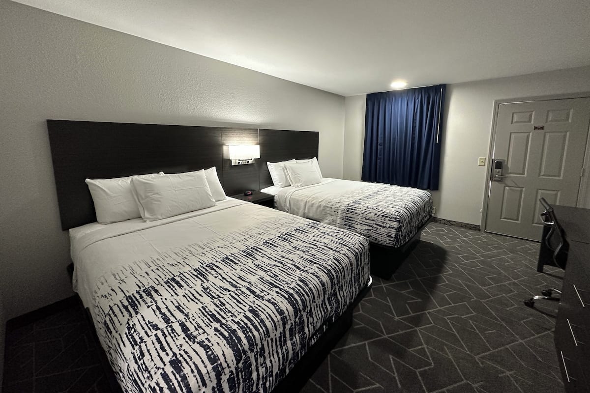 Habitación Deluxe, 2 camas de matrimonio, no fumadores, planta baja | Ropa de cama de alta calidad y colchones con acolchado adicional