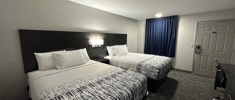 Deluxe-Zimmer, 2 Queen-Betten, Nichtraucher, Erdgeschoss | Hochwertige Bettwaren, Pillowtop-Betten, laptopgeeigneter Arbeitsplatz