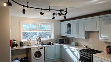 Cottage | Private kitchen | Cookware/dishes/utensils