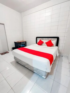 Desk, soundproofing - Kozy 15 Guesthouse (Surabaya)