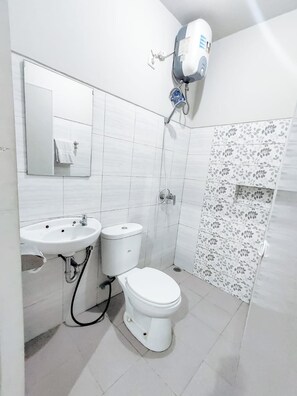 Douche, douche à « effet pluie », serviettes fournies