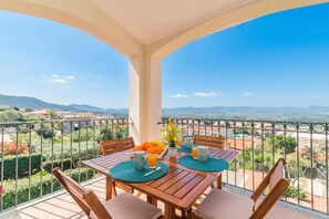 Outdoor dining - Nicole House With Stunning View And Pool, Badesi, Italy (Badesi)