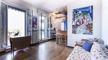 Smart-tv, bordsfotboll och böcker