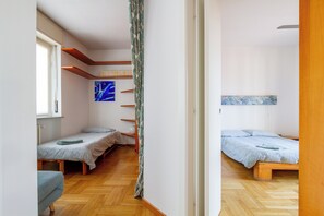 2 chambres, bureau, fer et planche à repasser, lit parapluie