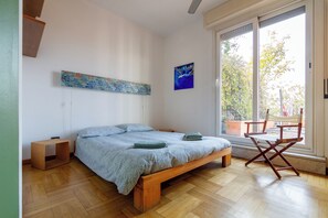 2 chambres, bureau, fer et planche à repasser, lit parapluie