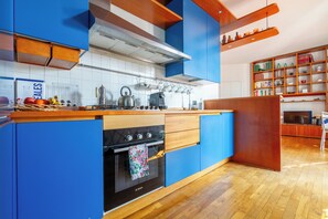 Fridge, oven, stovetop, dishwasher