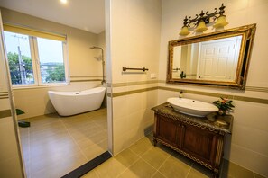 Dusche, Haartrockner, Handtücher, Seife