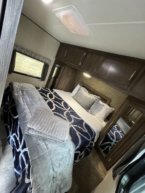 2 bedrooms, WiFi, bed sheets - Clearwater RV tamping on the shores of Chelan  (Chelan)