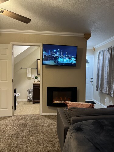 Modern Studio With Full Kitchen & Bathroom