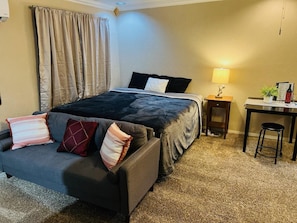 1 slaapkamer, een strijkplank/strijkijzer, gratis wifi, beddengoed